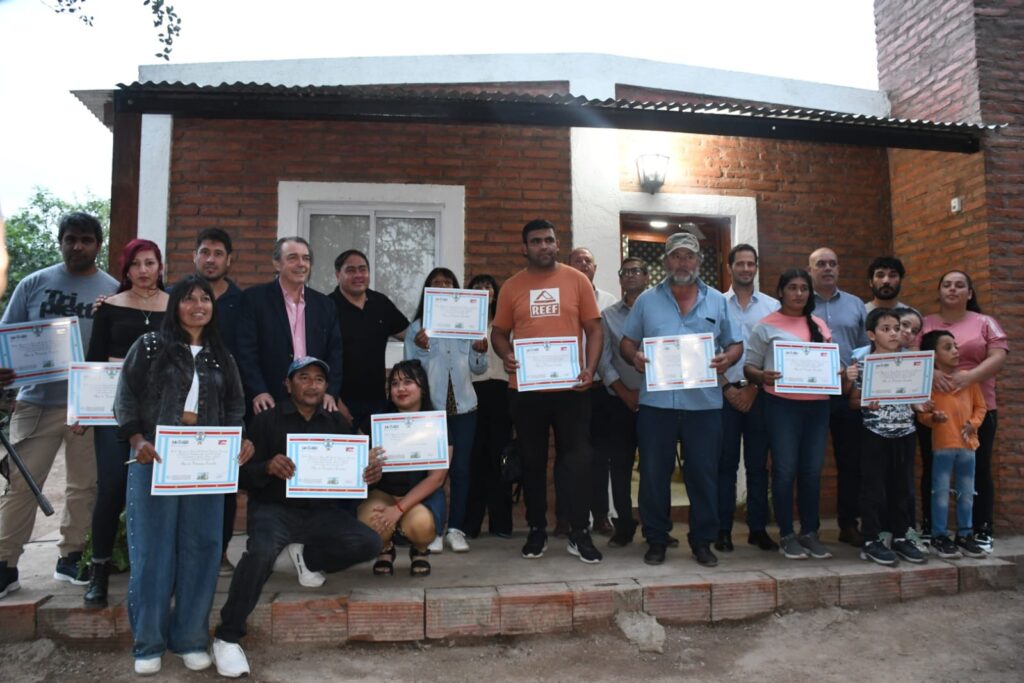 El Gobierno de la provincia entregó viviendas sociales en Villa La Punta
