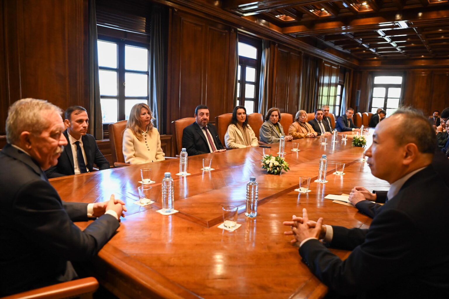 El gobernador Elías Suárez recibió al embajador de China y a empresarios para fortalecer vínculos de cooperación