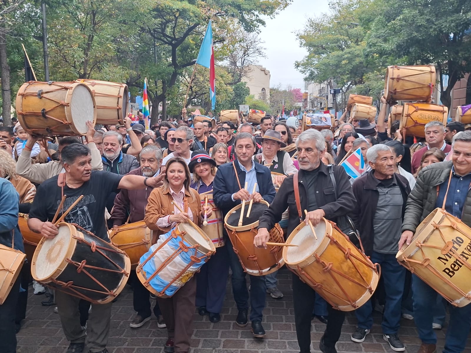 Silva Neder ponderó el impacto cultural de la Marcha de los Bombos como expresión que reafirma el sentir de la santiagueñidad