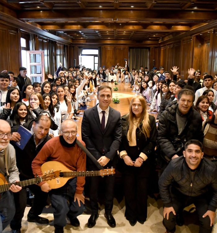 Alumnos de San Martín, Jiménez y Atamisquí visitaron Casa de Gobierno