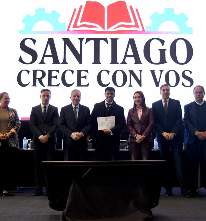 El Gobernador Elías Suárez fue parte de la entrega certificados a los primeros egresados del programa “Santiago Crece con Vos”