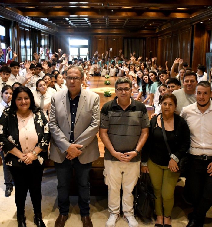 Estudiantes de Quimilí, Tacañitas, Yuchán y Colonia Alpina visitaron Casa de Gobierno