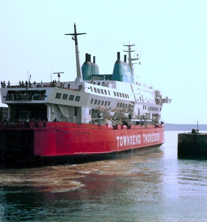 Tragedia en un puerto: un colectivo cayó al río con más de 40 pasajeros al intentar subir a un ferry