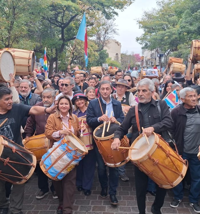 Silva Neder ponderó el impacto cultural de la Marcha de los Bombos como expresión que reafirma el sentir de la santiagueñidad